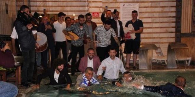 Belediye başkanı takım elbiseyle havuza atladı