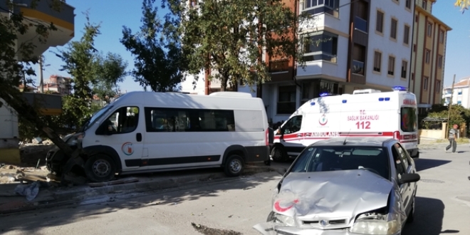 Karaman'da okul servisi ile otomobil çarpıştı: 3 yaralı