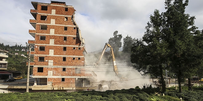 Muradiye Belediyesine ait 4 katl� bina i�in y�k�m karar�