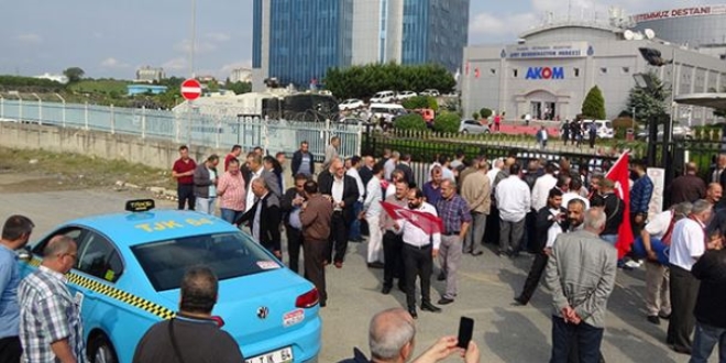 İstanbul'da taksiciler AKOM önünde toplandı