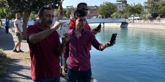 Adana'da vatandaşlar, kanaldaki cesedi görüntüleyip sosyal medyada paylaştı