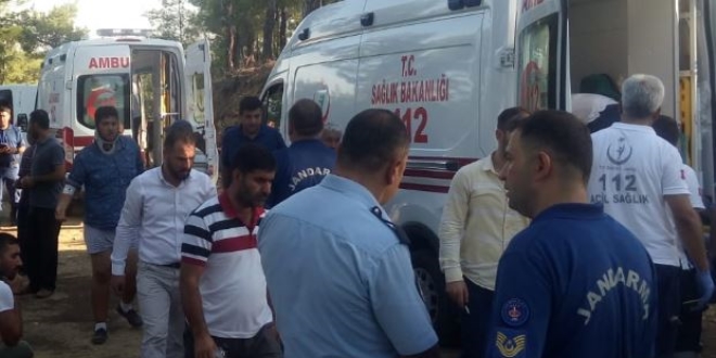 Adana'da midibüs devrildi: 13 yaralı