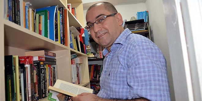 Akademisyen, kitaplarını çocuklar için sokağa taşıyor