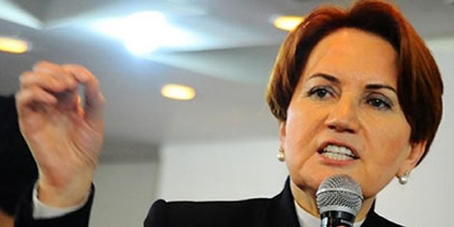 MHP'liler dün gece Akşener'in evinin önünde toplandı