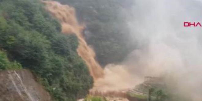 Doğu Karadeniz'de sağanak heyelana yol açtı, yollar kapandı