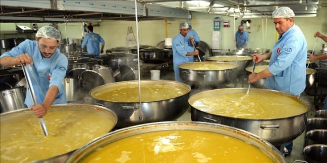 Sınır ötesine 2,5 yıldır sıcak yemek ve ekmek ulaştırıyorlar