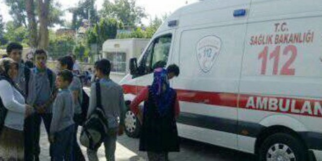 Aşı reaksiyonu nedeniyle 40 öğrenci hastaneye götürüldü