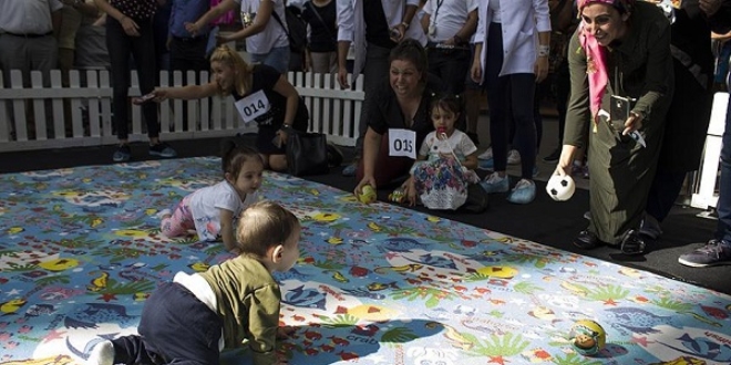 Bebekler anne ve babalar� i�in emekledi