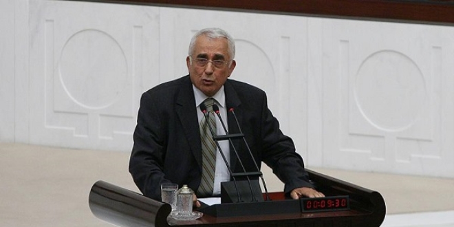 Eski bakanlardan Ali Topuz hastaneye kald�r�ld�