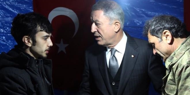 Milli Savunma Bakan� Akar, �ehit ailesini ziyaret etti