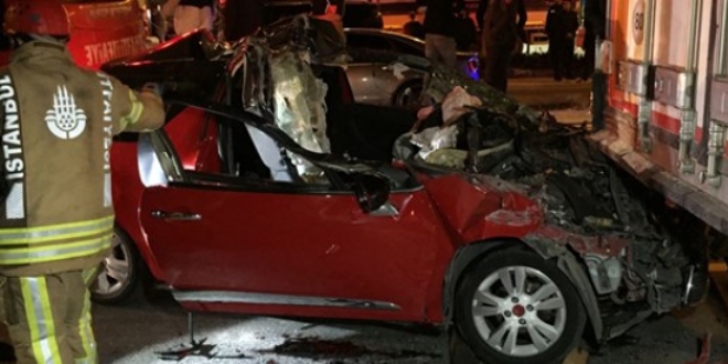 Pendik'te otomobil park halindeki t�ra �arpt�: 1 �l�, 2 yaral�