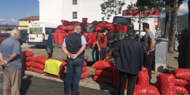 Tır dolusu soğanı kilogramı 1 liradan sattı