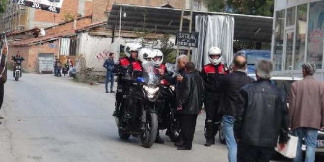 Kendilerini uyaran muhtarı bıçakla yaraladılar