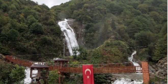Ziyaretçilerini büyüleyen 'şelale'