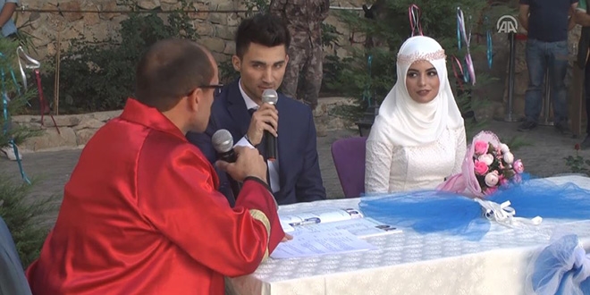 Çukurca Emniyetinin bahçesinde nikah merasimi