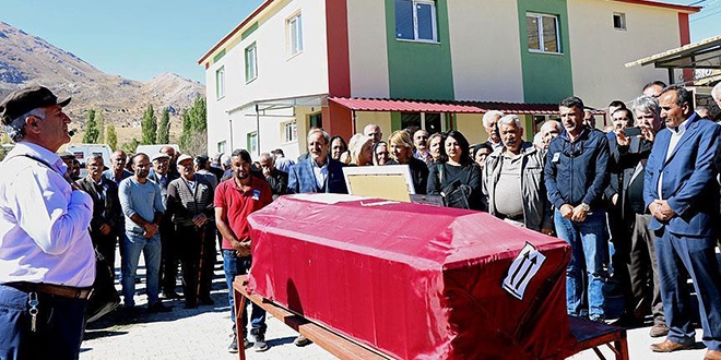 25 yıl sonra cenazesi bulunan dağcı defnedildi