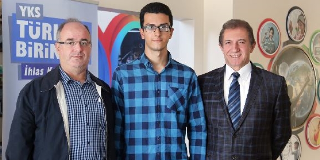 YKS Türkiye birincisi okulunu ziyaret etti