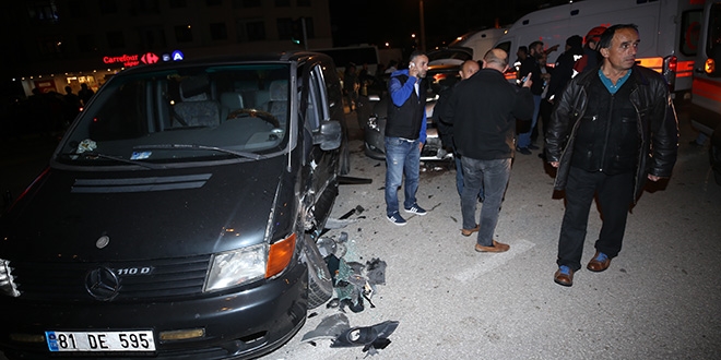 D�zce'de minib�s ile otomobil �arp��t�: 11 yaral�