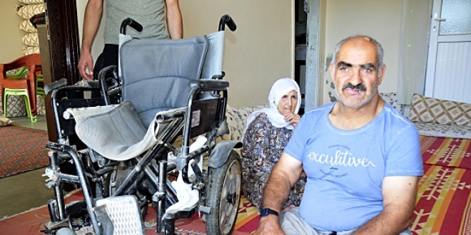 Engelliye ait tekerlekli sandalyenin ak�s� �al�nd�