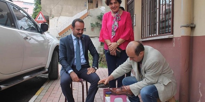 Tebrik çiçeklerini sattıran Kaymakam'dan örnek davranış