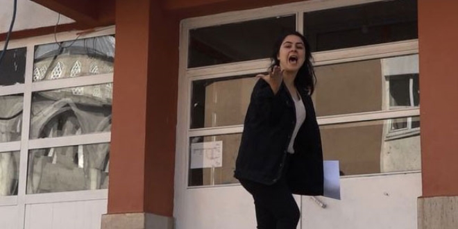 Sınava geç kaldı, sinirden kapıyı yumrukladı