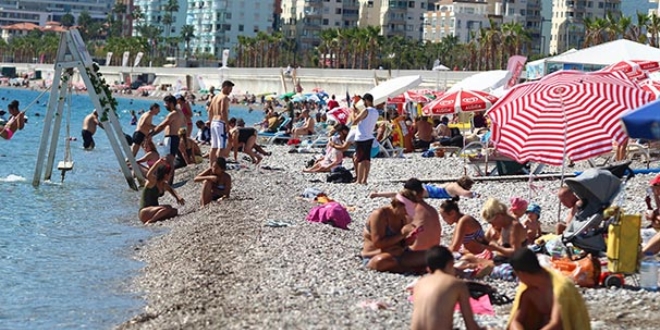 Antalya'da sahiller sonbaharda da dolu