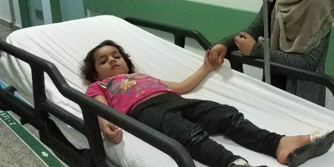 Bahçe kapısı üzerine devrilen çocuk ölümden döndü