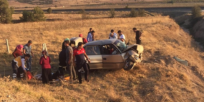 Denizli'de otomobil �arampole devrildi: 2 �l�, 3 yaral�