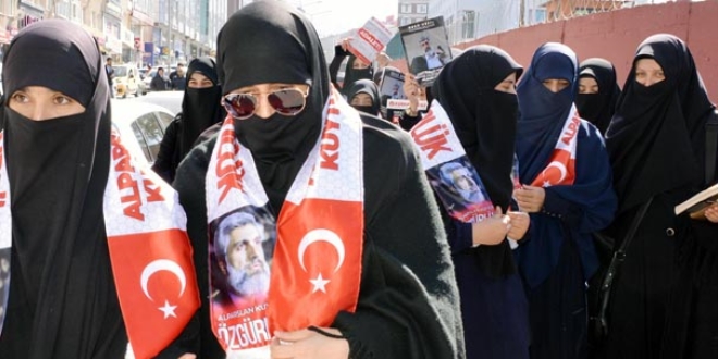Protestocu kadınlar: Sağlık Bakanlığı'nın 10 bin adım tavsiyesini uyguluyoruz