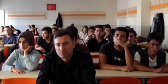 Sabahları memur akşamları ise üniversite öğrencisi