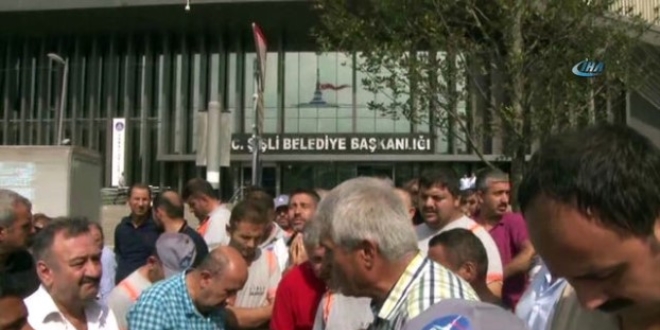 Maaşlarını alamayan işçiler Belediye önünde toplandı