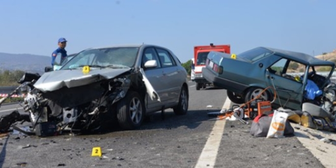 İzmir'de feci kaza: 2 ölü, 2 yaralı