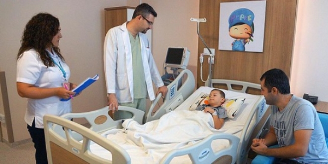 Sağlık çalışanları yabancı hastalar için İngilizce öğreniyor