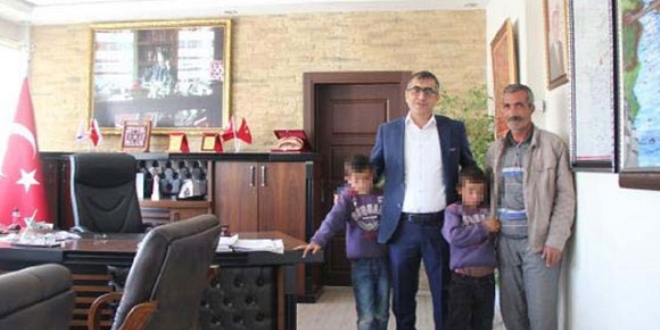 Okula gitmek istemeyen iki kardeşi kaymakam ikna etti