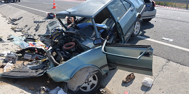 �zmir'de iki otomobil �arp��t�: 2 �l�, 2 yaral�