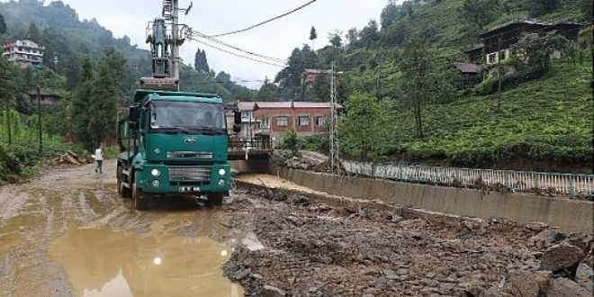 Rize'de otomobil dere yatağına devrildi: 6 yaralı
