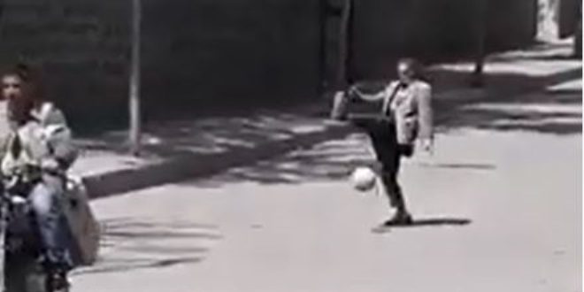 Yaşlı adamın topla imtihanı gülümsetti