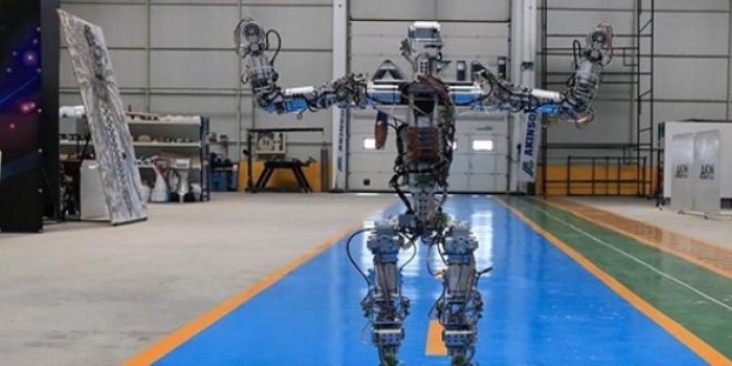 Adım atan robot 'Akıncı-4' dört dil konuşuyor