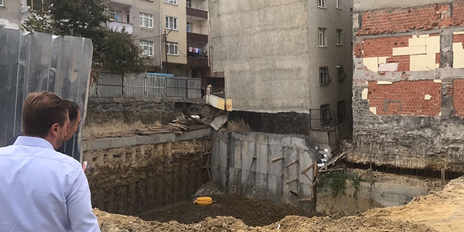 Bağcılar'da çökme tehlikesi bulunan bina tahliye edildi