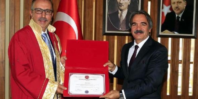 Belediye Başkanı cübbe giyip, diplomasını aldı