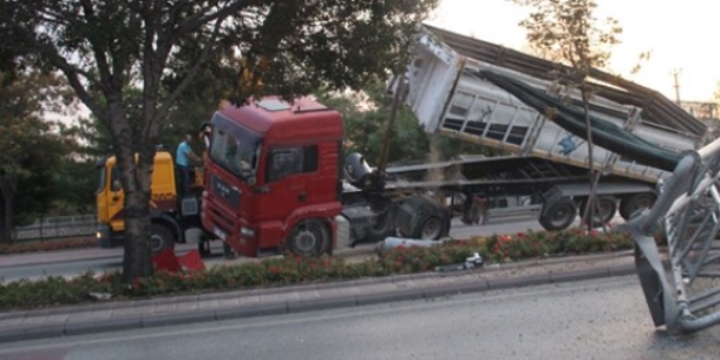 Dorsesi kalkan TIR, EDS kameralarının bağlı olduğu direğe çarptı