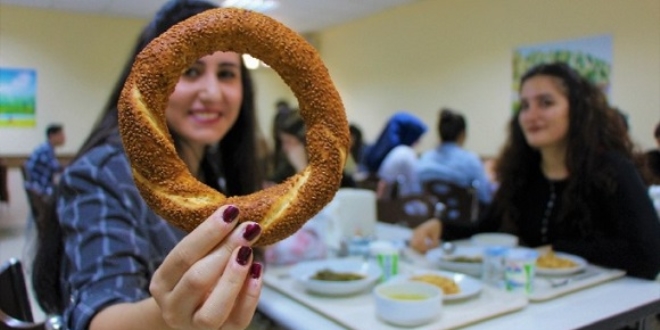 Bu üniversitede simit fiyatına 4 çeşit yemek