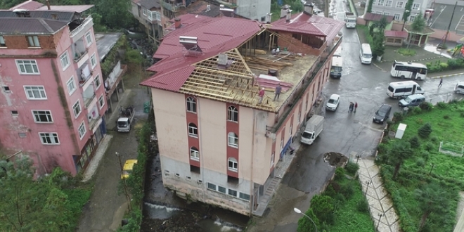 Rize'de altından dere geçen binanın yıkımına başlandı