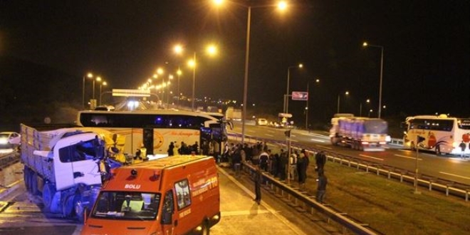TEM otoyolunda yolcu otobüsü kazası: 1 ağır 15 yaralı