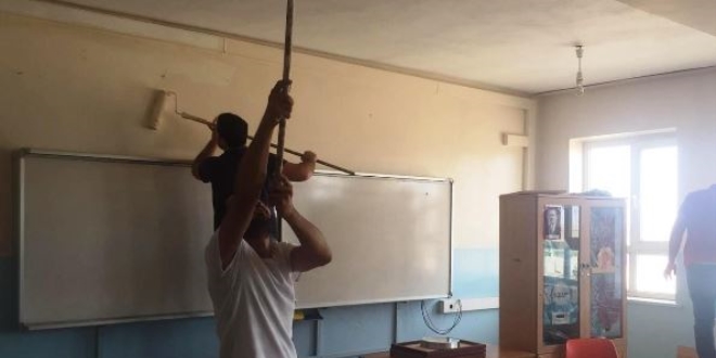 Fedakar öğretmenleri okullarını boyadı