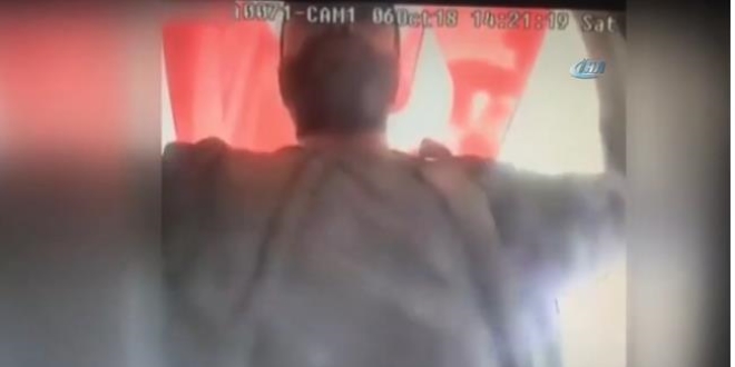 ATM'ye kart kopyalama cihazını böyle yerleştirdi