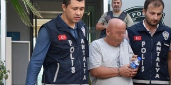 Antalya'da sahte doktor operasyonla yakalandı