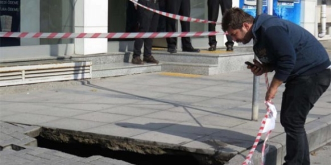 Ataşehir'de kaldırım çöktü