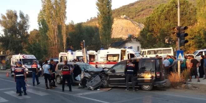Mersin'de trafik kazas�: 2 �l�, 1 yaral�