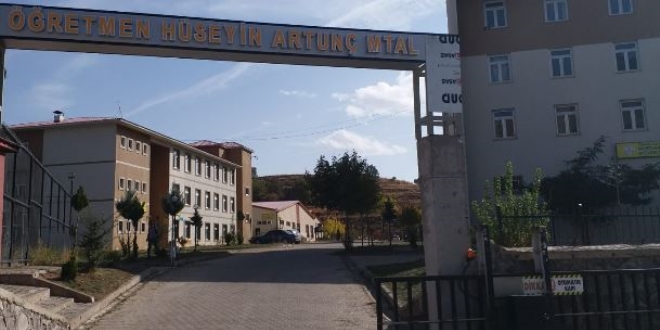 Okul pansiyonuna kitaplık kurdular, destek bekliyorlar